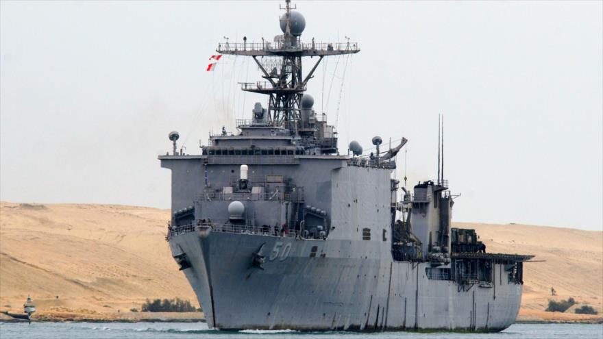 El buque de desembarco de tanques USS Carter Hall de EE.UU. durante una maniobra militar.