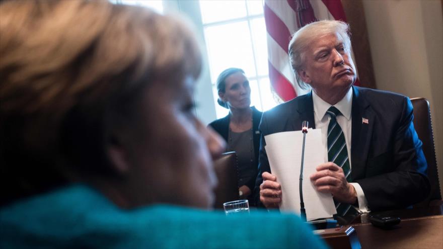 La canciller alemana Angela Merkel (izqda., de espalda) y el presidente de EE.UU. Donald Trump, durante una reunión con líderes empresariales estadounidenses y alemanes en la Casa Blanca, 17 de marzo de 2017.