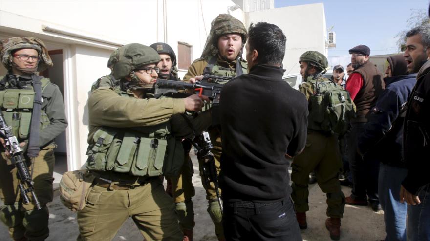 Un soldado israelí apunta a un grupo de palestinos en la ciudad cisjordana de Nablus.