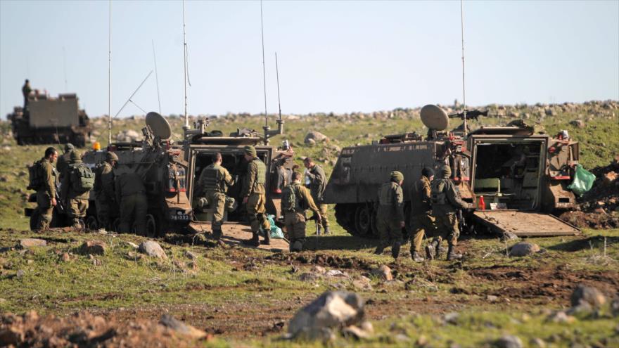Soldados israelíes participan en un entrenamiento militar en los altos del Golán, ocupado por el régimen de Israel desde 1967, 21 de febrero de 2017.