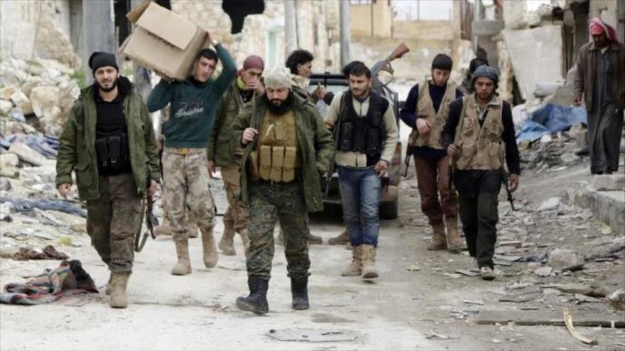 Un grupo de los llamados opositores armados camina en el noroeste de Siria, 1 de marzo de 2015.
