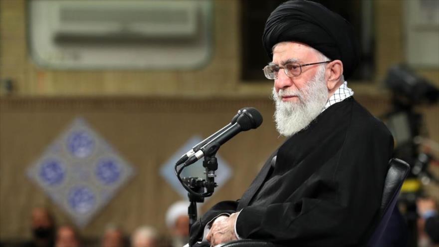 El Líder de la Revolución Islámica de Irán, el ayatolá Seyed Ali Jamenei, en un acto público en Teherán (capital iraní) con el motivo del aniversario del nacimiento de Fátima az-Zahra (P), la hija del Profeta del Islam (P), 19 de marzo de 2017.