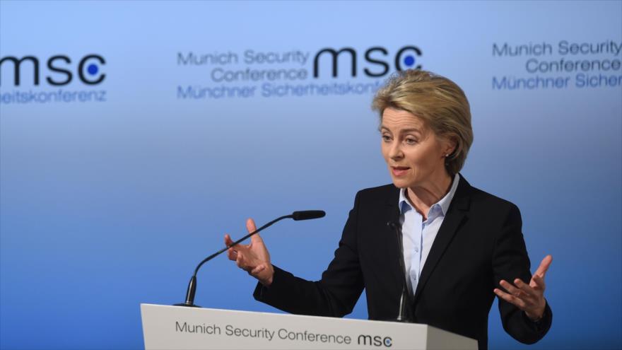 La ministra alemana de Defensa, Ursula von der Leyen, ofrece un discurso en la Conferencia de Seguridad de Múnich, Alemania, 17 de febrero de 2017.