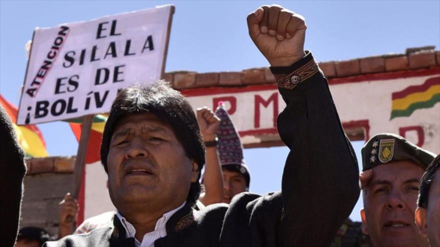 El presidente de Bolivia, Evo Morales, durante una visita a la zona del río Silala donde los ciudadanos portan una pancarta en la que reclaman el derecho del uso particular de las aguas de dicha zona por su país.