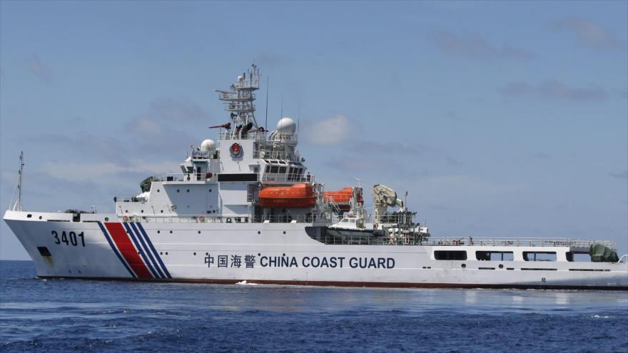 Un buque de la Guardia Costera de China se presenta cerca de las islas Spratly, en el mar de China Meridional, 29 de marzo de 2014.