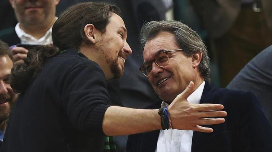 El líder de Podemos, Pablo Iglesias se ha encontrado con el expresidente de Generalitat Artur Mas en el partido de baloncesto en Barcelona, la tercera ciudad de Cataluña, 19 de marzo de 2017.