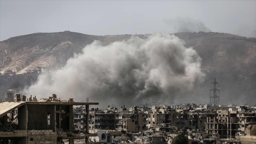 Humo se desprende por una ofensiva aérea lanzada por el Ejército sirio, contra las posiciones de los rebeldes en el campo oriental de Damasco, capital siria, 19 de marzo de 2017.