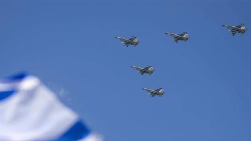 Aviones de combate israelí F-16 sobrevuelan la ciudad de Tel Aviv en los territorios ocupados, 23 de abril de 2015.