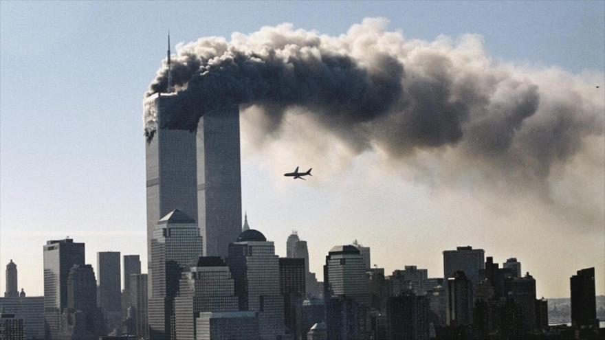 Imagen que muestra el momento en que ocurren los ataques contra las Torres Gemelas, 11 de septiembre de 2001.