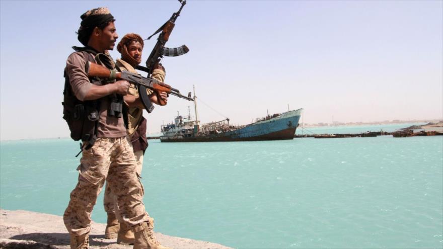 Fuerzas afines al expresidente yemení Abdu Rabu Mansur Hadi patrullan un puerto yemení.