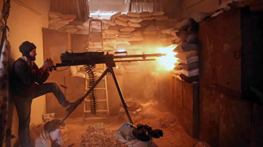 Un combatiente del grupo armado Failaq al-Rahman dispara una ametralladora pesada en Yobar, situada en las afueras orientales de la capital siria, Damasco, 20 de marzo de 2017.