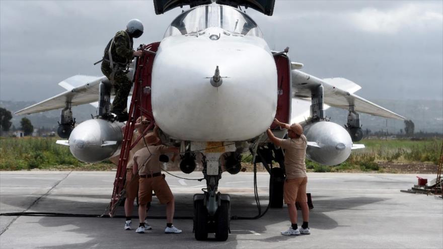 Militares rusos preparan un avión de combate SU-24 en la base militar rusa Hmeimim en la provincia de Latakia, en el noroeste de Siria, 4 de mayo de 2016. 