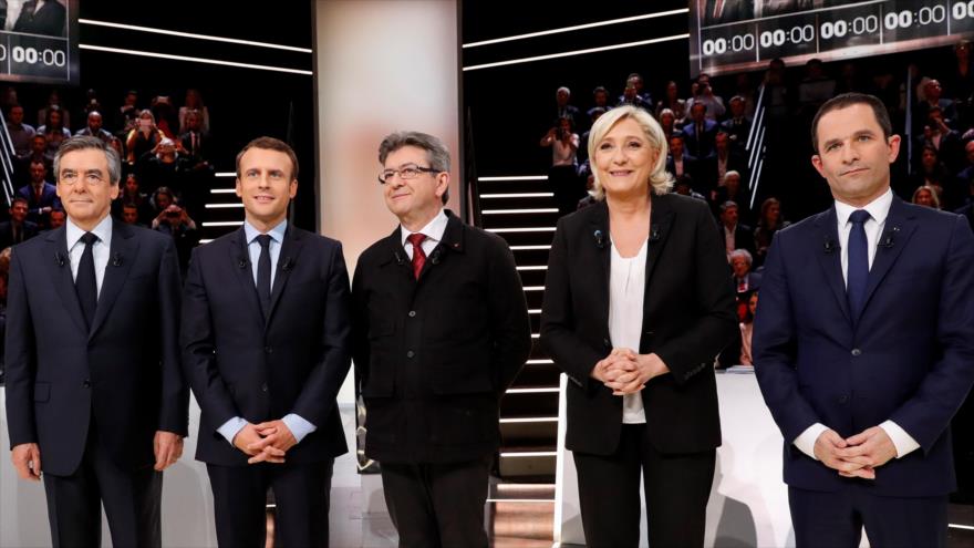 De izquierda a derecha: François Fillon, Emmanuel Macron, Jean-Luc Melenchon, Marine Le Pen y Benoit Hamon, candidatos a la Presidencia de Francia antes del comienzo del primer debate televisivo, 20 de marzo de 2017.