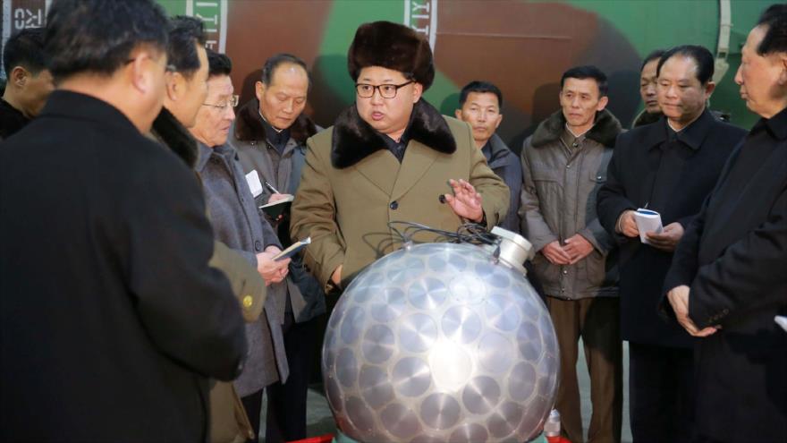 Una foto divulgada el 9 de marzo de 2016 muestra al líder norcoreano, Kin Jong-un (centro), hablando con varios científicos y técnicos en un campo de desarrollo de armas nucleares.