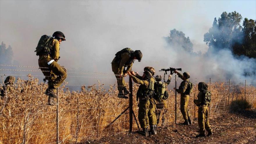 Militares israelíes cruzan la frontera siria desde los altos de Golán, 15 de agosto de 2015.