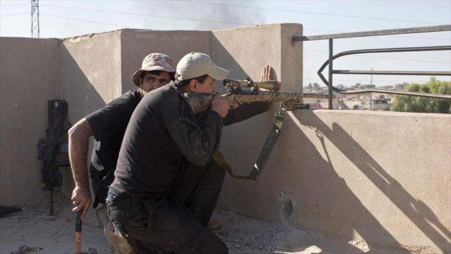 Francotirador de las fuerzas especiales iraquíes apunta contra terroristas de Daesh a las afueras de Mosul, 4 de noviembre de 2016.