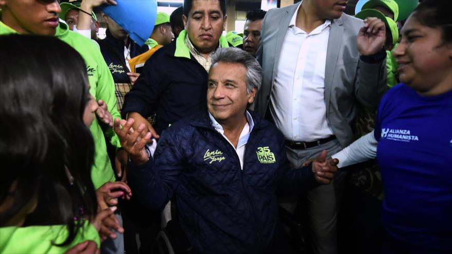 El candidato oficialista a la Presidencia de Ecuador, Lenín Moreno (centro), entre sus partidarios en el mercado central de Quito, capital ecuatoriana, 10 de marzo de 2017.