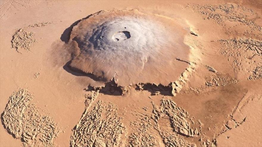 Olympus Mons, una gran montaña volcánica en Marte captada por una sonda de la NASA.