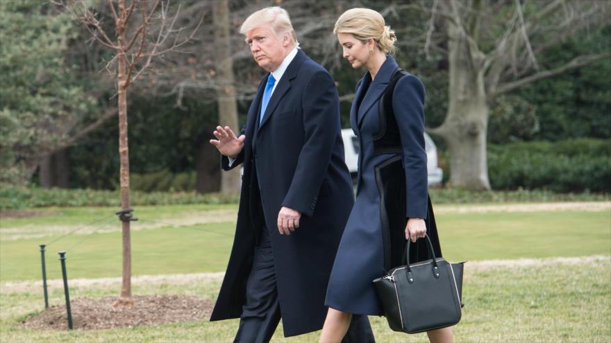 El presidente estadounidense, Donald Trump, y su hija Ivanka caminan en los alrededores de la Casa Blanca en Washington D.C., 1 de febrero de 2017.