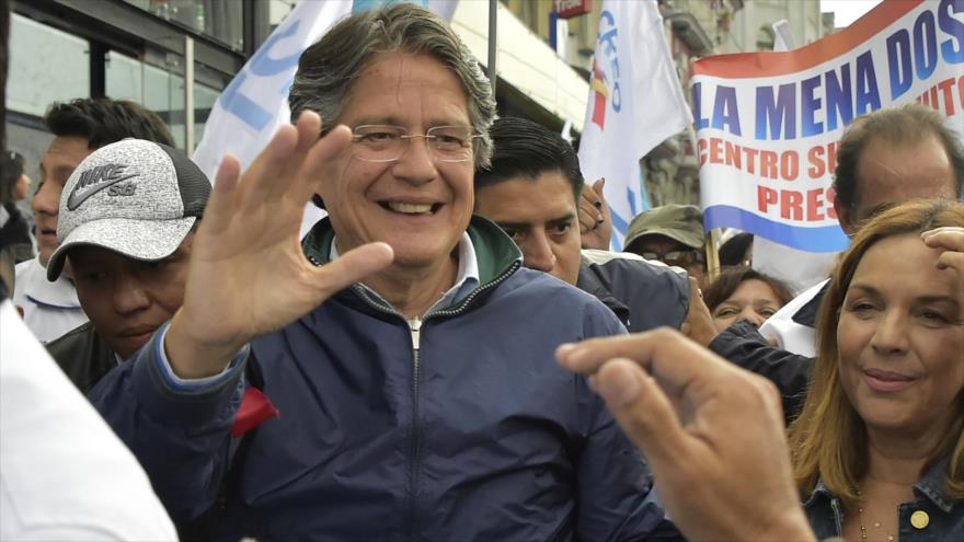 El candidato presidencial de Ecuador, el opositor Guillermo Lasso, durante una marcha de sus simpatizantes en Quito (capital), 21 de marzo de 2017.