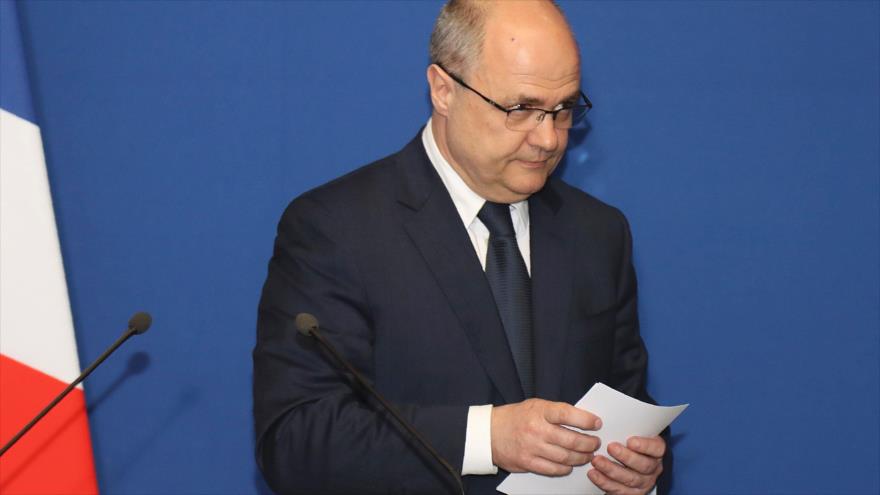 Dimite ministro francés por emplear a sus hijas menores | HISPANTV