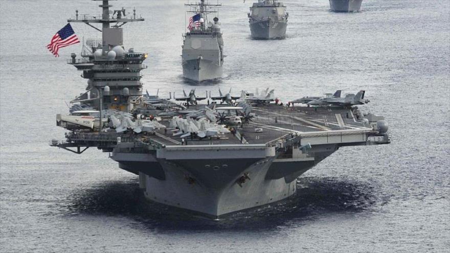 El portaaviones USS Theodore Roosevelt (CVN 71) conduce una formación de buques durante un ejercicio de maniobra.