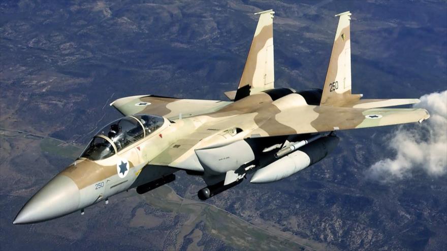 Un avión de combate del régimen de Israel realiza un vuelo de vigilancia.