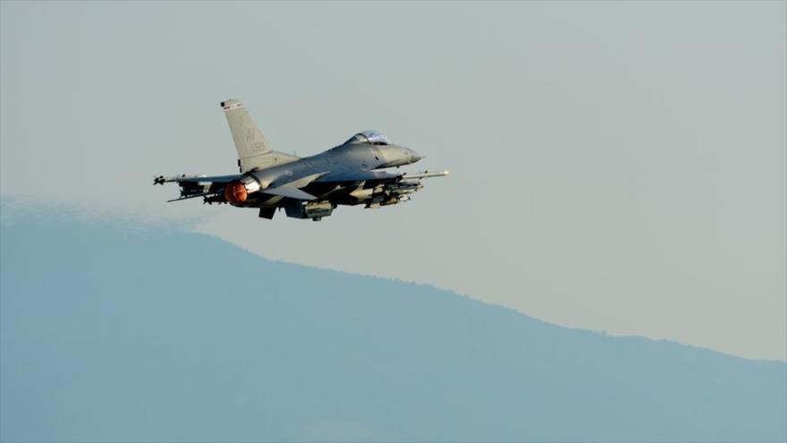 Un cazabombardero estadounidense F-16 Fighting Falcon abandona la base aérea de Aviano, en Italia, rumbo a la base aérea de Incirlik, en Turquía, en apoyo a la llamada coalición anti-EIIL, 9 de agosto de 2015.