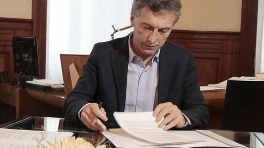 El presidente de Argentina, Mauricio Macri, firma el primer Decreto de Necesidad y Urgencia (DUN) del año 2017.