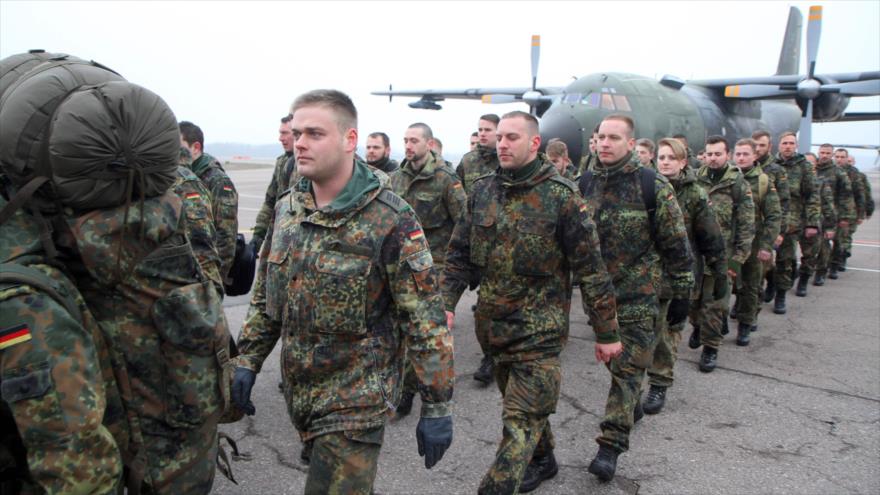 Soldados alemanes llegan al aeropuerto de Kaunas en Karmelava, Lituania, 1 de febrero de 2017.