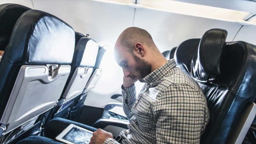 Un pasajero utiliza una tableta durante el vuelo.