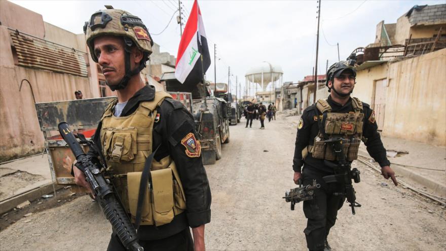 Fuerzas iraquíes avanzan hacia el vecindario de Al-Amil, en el oeste de Mosul, 10 de marzo de 2017.