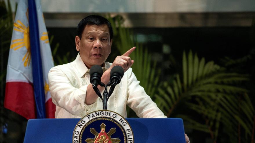 El presidente filipino, Rodrigo Duterte, ofrece una rueda de prensa a su llegada al Aeropuerto Internacional de Manila, Filipinas, 23 de marzo de 2017.
