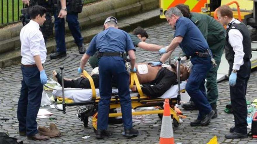 Agentes de la Policía británica junto al sospechoso del atentado frente al Parlamento del Reino Unido en Londres (capital), 22 de marzo de 2017.