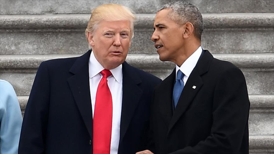 El presidente estadounidense, Donald Trump, (izda.) y su predecesor Barack Obama hablan en la entrada del Capitolio, Washington (capital de EE.UU.), 20 de enero de 2017.