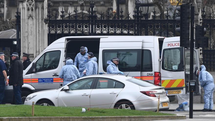 Los agentes policiales trabajan en la escena del atentado realizado el 22 de marzo de 2017, fuera del Parlamento británico, 23 de marzo de 2017.