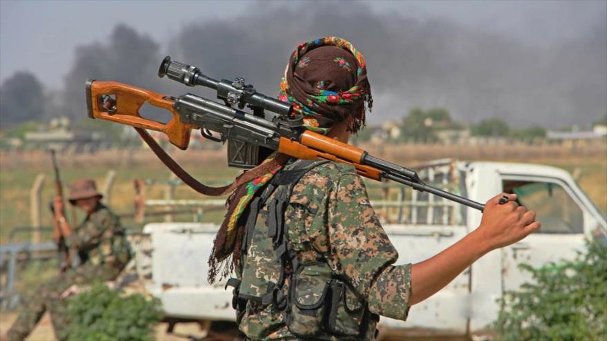 Una francotiradora de las Unidades de Protección Popular (YPG, por sus siglas en kurdo) en las zonas bajo el control de YPG en el norte de Siria.
