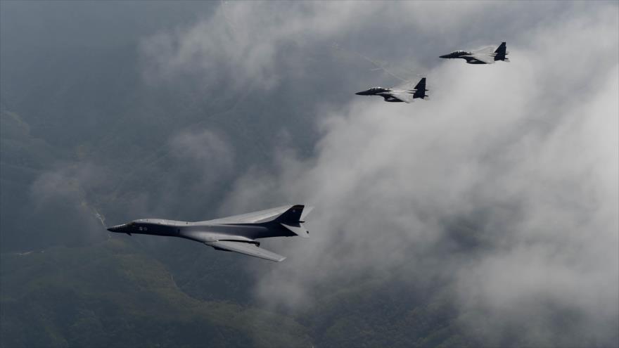 Bombarderos B-1B Lancer de la Fuerza Aérea de EE.UU. (abajo) y dos Eagles Slam del F-15K sobrevuelan el cielo de Corea del Sur, 21 de septiembre de 2016.