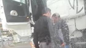 Vídeo: Policía israelí golpea violentamente a un palestino en Al-Quds