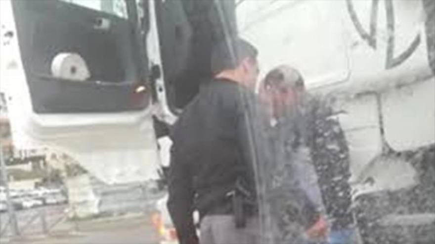 Vídeo: Policía israelí golpea violentamente a un palestino en Al-Quds