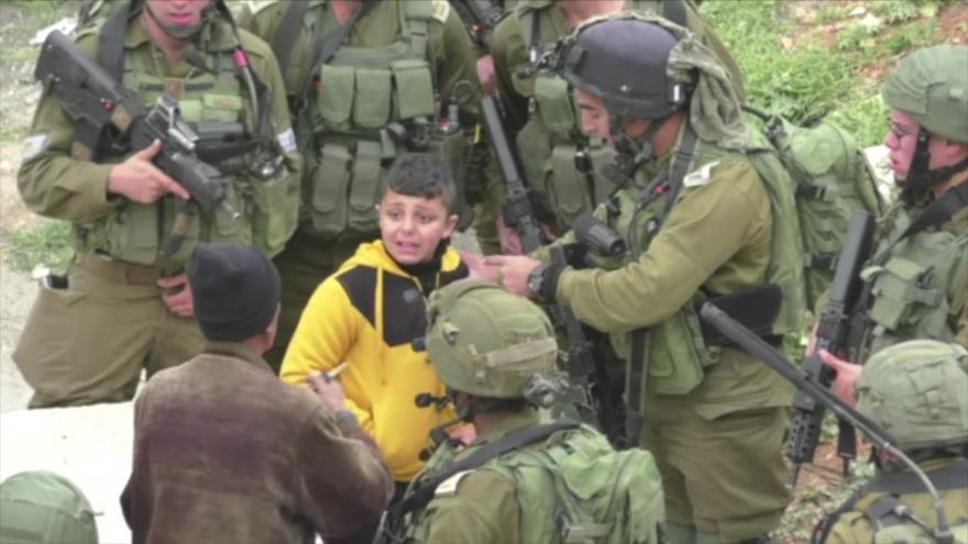 Vídeo: Soldados israelíes arrastran por la calle a niño descalzo