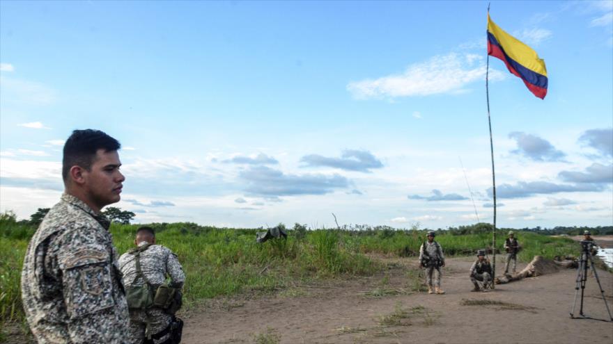 Un grupo de soldados colombianos llega al lugar donde supuestamente militares venezolanos habían instalado un campamento en el municipio de Arauquita, 23 de marzo de 2017.