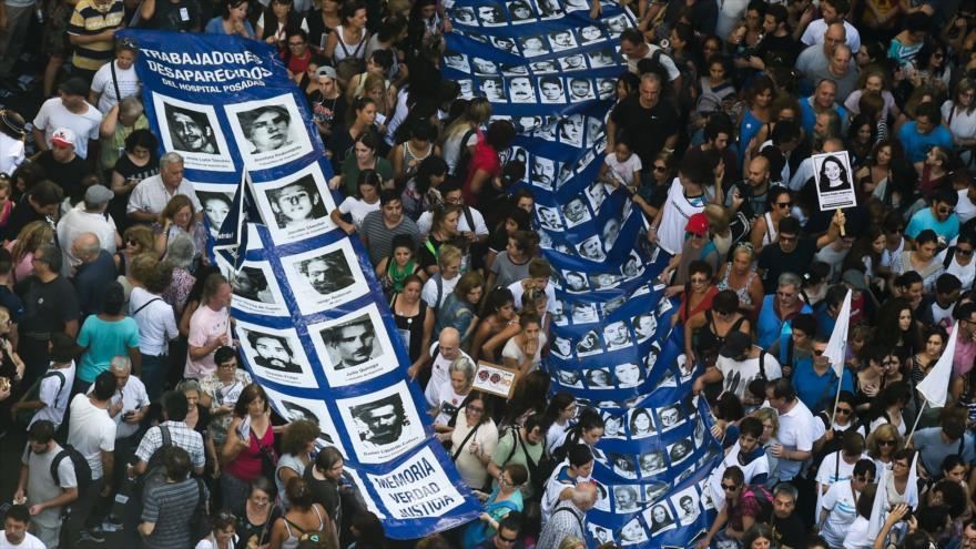 Argentinos protestan contra Macri en recuerdo de golpe de Estado | HISPANTV