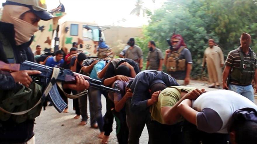 Terroristas de Daesh dirigen a los soldados iraquíes detenidos para ejecutarlos en Tikrit, 14 de junio de 2014.