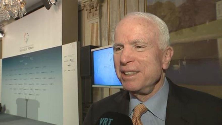 El senador republicano estadounidense John McCain hace declaraciones a la prensa tras intervenir en un foro político en Bruselas, 25 de marzo de 2017.