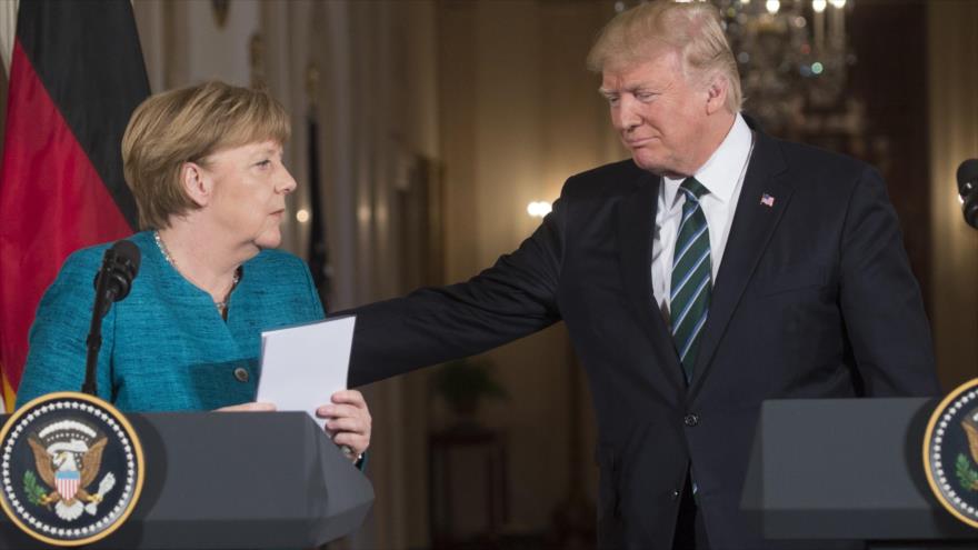 La canciller alemana, Angela Merkel (izqda.), y el presidente estadounidense, Donald Trump, al término de una conferencia de prensa celebrada en la Casa Blanca, 17 de marzo de 2017.