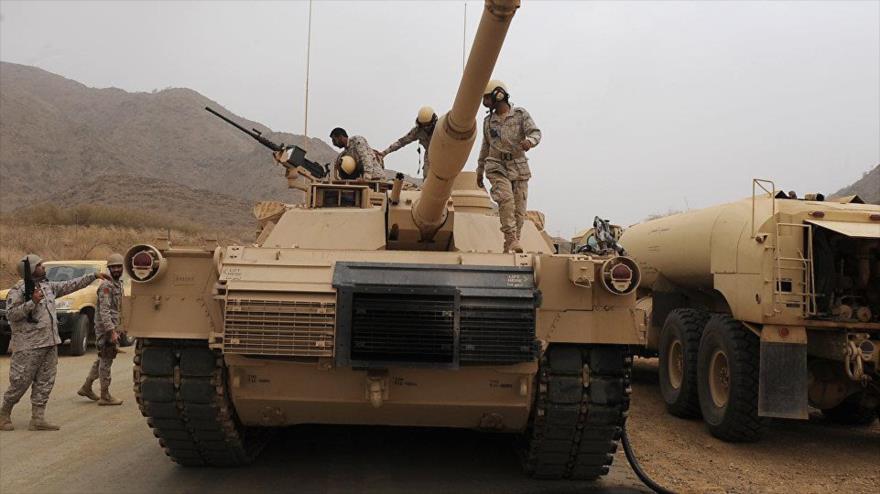 Soldados saudíes, encima de un tanque en la frontera saudí-yemení en la provincia saudí de Yizan, 13 de abril de 2015.