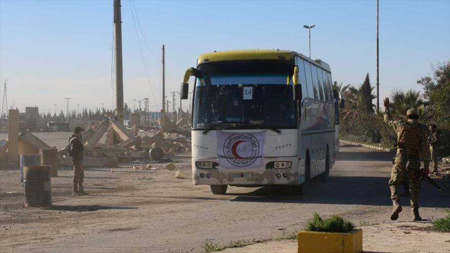 Un autobús evacua a los civiles de la zona de Al-Waer en la ciudad de Homs, en el oeste de Siria, 19 de marzo de 2017.