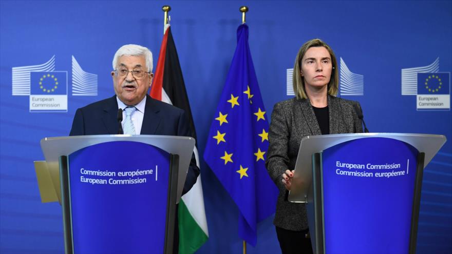 El presidente de Palestina, Mahmud Abás (izq.), y la jefa de la Diplomacia europea, Federica Mogherini, dan una conferencia de prensa tras su reunión en la Comisión Europea en Bruselas, 27 de marzo de 2017.