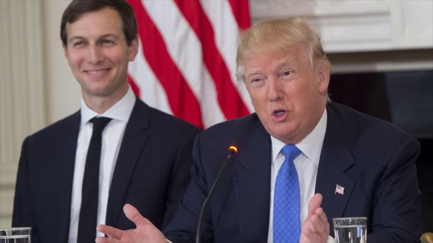 El presidente de EE.UU., Donald Trump (dcha.), junto a su yerno Jared Kushner, durante una reunión con directores generales de la industria manufacturera en la Casa Blanca, Washington DC, 23 de febrero de 2017.